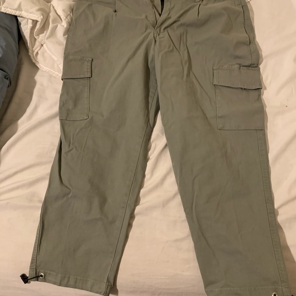 Cargo Capri like pants - Picture 1 of 4